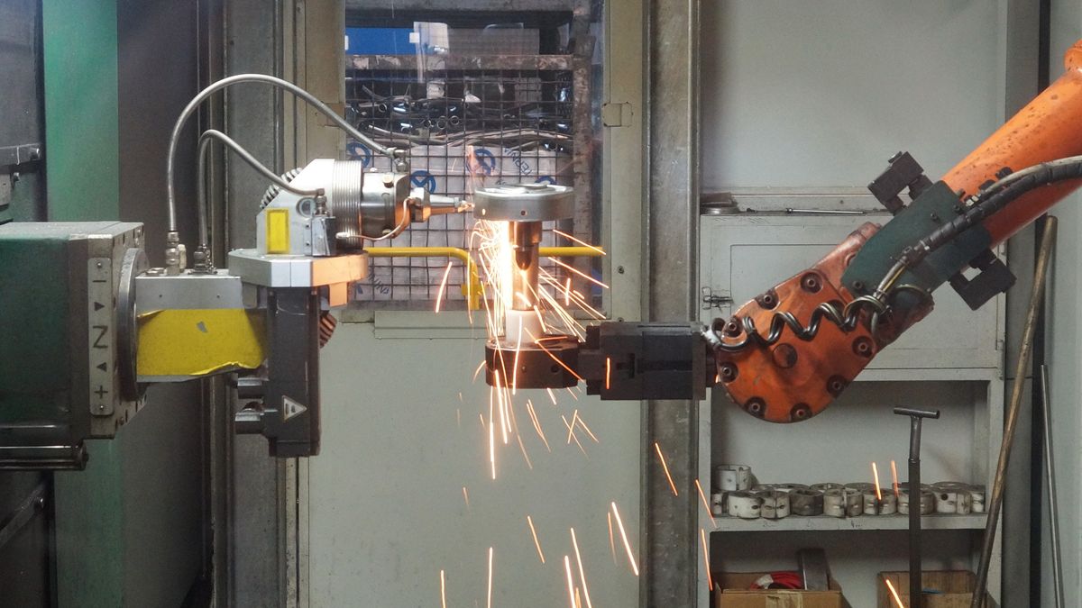 稼働する産業用ロボットアーム