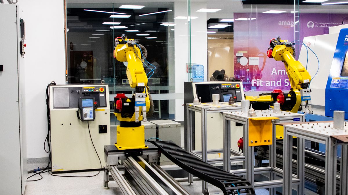 工場で稼働する産業用ロボット